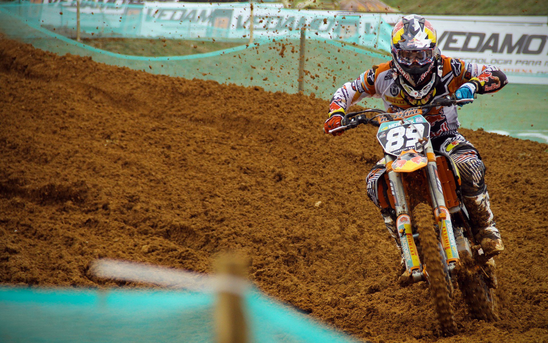 九游体育app-网球赛场焦点！法国队对阵瑞士队，冠军之争悬念重重，胜负难料